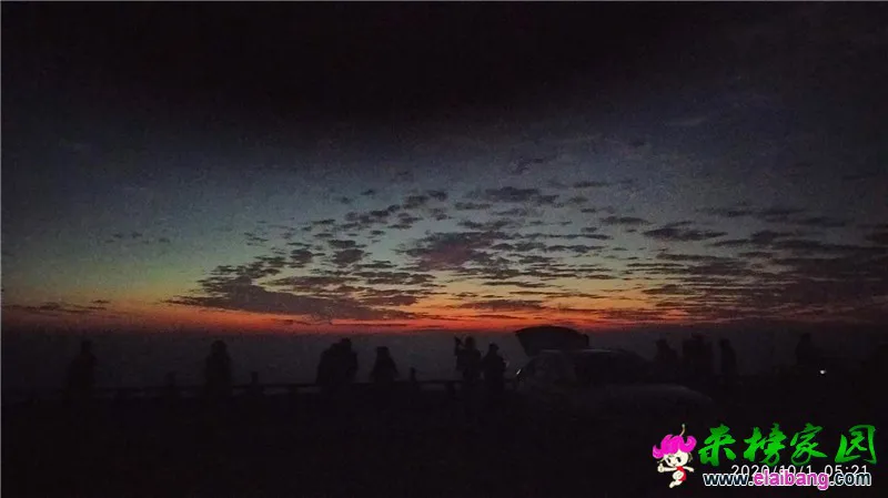 国庆中秋，网友拍下了牛草山上的日出美景